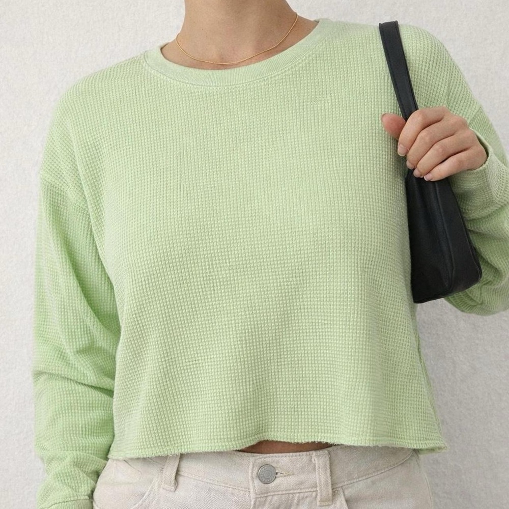 Aritzia TNA pastel green long sleeve crop top 🍋‍🟩🤍